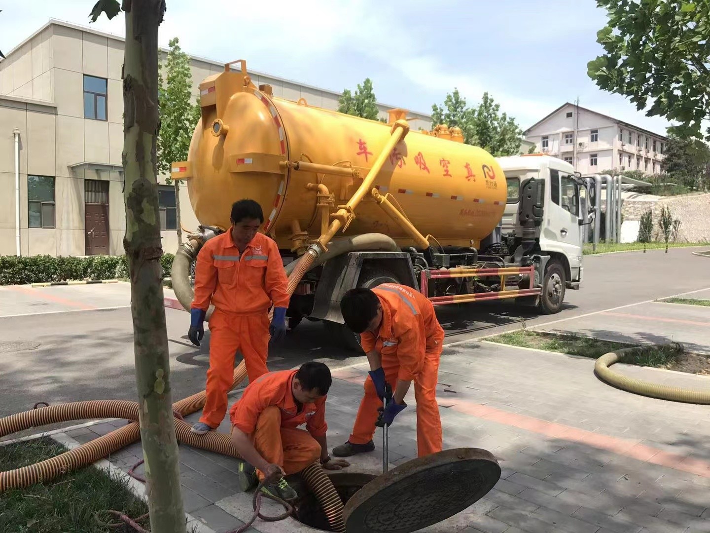 九所镇管道疏通车停在窨井附近