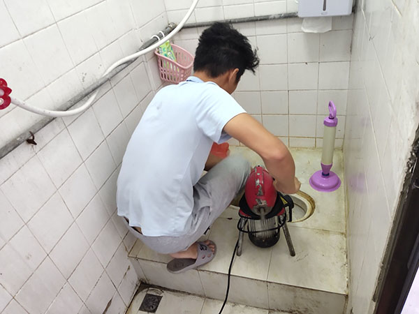 九所镇管道堵塞冒臭气 专业师傅现场解决问题