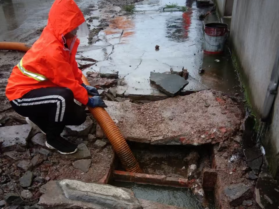 九所镇专业清理污水池 炜誉市政以规范流程守护城市 “肠道”